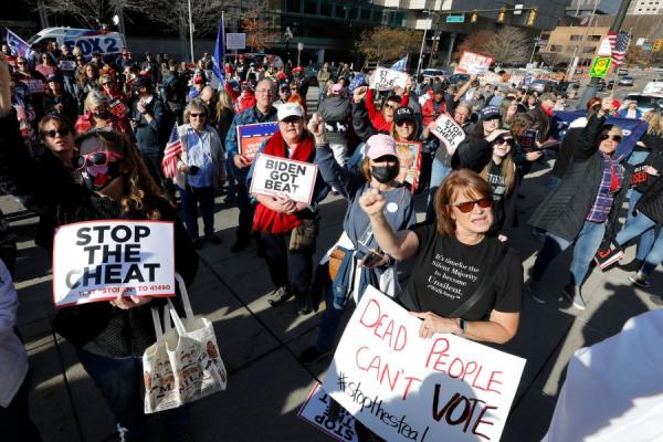 2020年11月6日，美国民众在密歇根州底特律抗议2020年大选的点票欺诈。（图片来源：JEFF KOWALSKY/AFP via Getty Images）