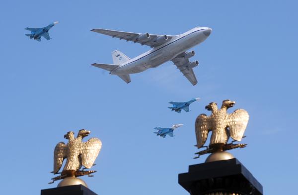 2010年5月9日，莫斯科举行胜利日游行期间，一架俄罗斯IL-80末日飞机和MiG-29战斗机在红场上空飞过。（NATALIA KOLESNIKOVA/AFP via Getty Images）