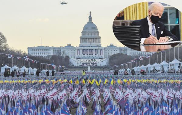 1月20日，拜登宣誓就任美国第46任总统。巨大的庆典现场看上去有许多民众，但仔细辨别，全是插在地上的小旗帜。（Pete Marovich-Pool/Getty Images）右上图: 当日，拜登签署了17项行政命令，逆转川普政策，诸多举措遭到诟病。(Chip Somodevilla/Getty Images) 