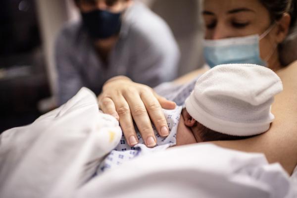 2020年12月17日疫情期间，在巴黎Diaconesses医院出生的新生儿与父母（MARTIN BUREAU/AFP via Getty Images）