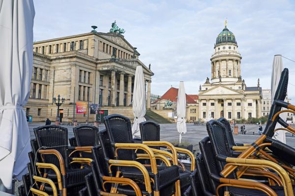 1月20日，柏林一饭店由于封锁堆起椅子，德国最新一轮的封锁措施将持续到2月14日。（Sean Gallup/Getty Images）