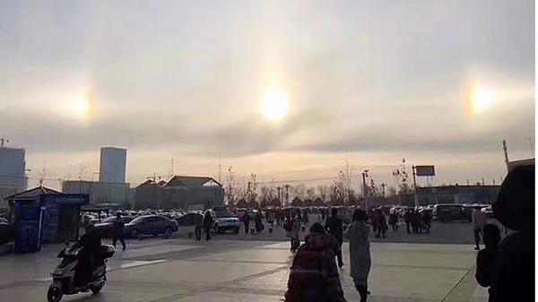 12月29日，北京市上空出现“三个太阳”。
