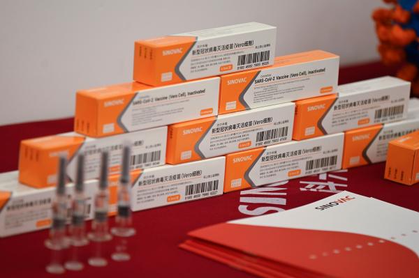 中国科兴公司展示其研发生产的冠状病毒疫苗。（WANG ZHAO/AFP Getty Images）