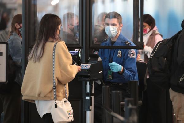 疫情严峻，各国调整入境新规。图为2020年10月19日，美国芝加哥机场海关人员在检查入境旅客。（图片来源：Scott Olson/Getty Images）