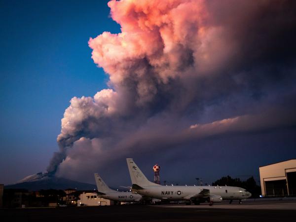埃特纳火山近日喷发。（Official U.S. Navy Page/Wikipedia/CC BY 2.0）