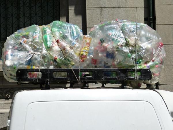 开小货车将一车车生活类废品拉到分拣中心。 （示意图/图片来源：Pixabay）