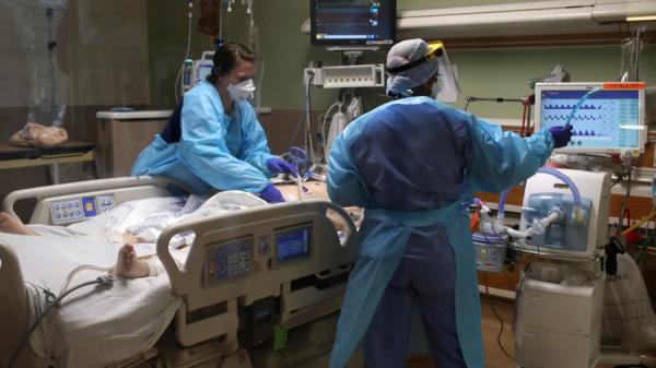 医护人员在治疗武汉肺炎病患。（Justin Sullivan/Getty Images）