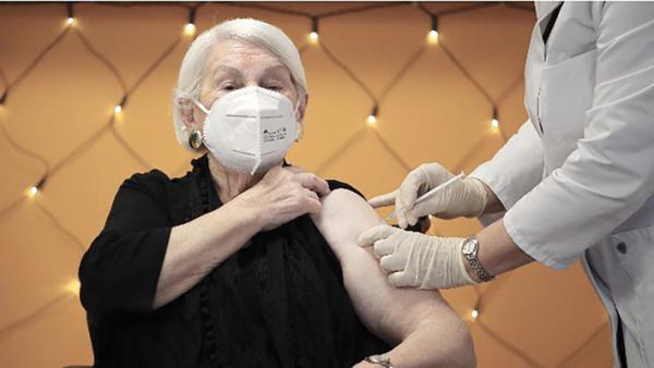 居民正接种抗COVID-19疫苗。（Andreas Rentz/Getty Images）