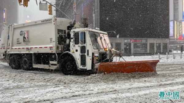暴风雪袭击美国多个城市，纽约宣布进入紧急状态。图为2月1日的纽约街头。