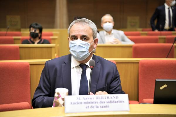 2020年9月，法国前卫生部长贝特朗在法国参议院出席参议院调查Covid-19疫情委员会的听证会（BERTRAND GUAY/AFP via Getty Images）