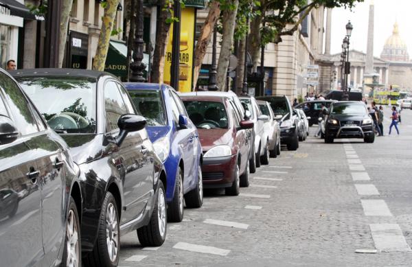 巴黎政府将在这届任期内（到2026年），减少6万至7万个地面上的公共停车位。（ANA AREVALO/AFP via Getty Images）