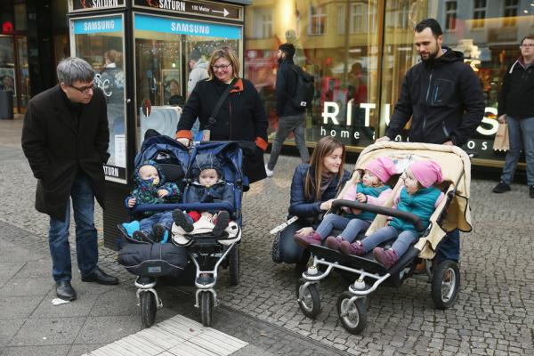 德国公交站点前的父母和孩子（Sean Gallup/Getty Images）