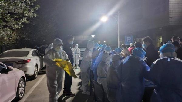 陕西西安18日爆出一例本土确诊感染Covid-19病毒的患者，当地连夜做核酸检测（图片来源：微博）