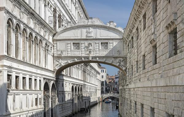 威尼斯的叹息桥，桥的左侧是总督府，右侧是监狱。  