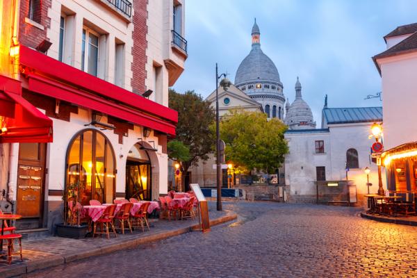 巴黎蒙马特高地小丘广场（Place du Tertre）旁的一家餐馆，图中的正前方为圣心大教堂（Basilique du Sacré-Cœur）。（123RF）