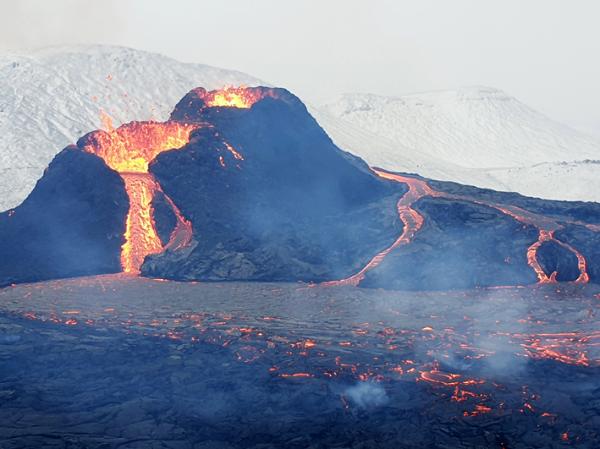 法格拉达尔火山喷发（Berserkur/Wikipedia/CC BY-SA 4.0）