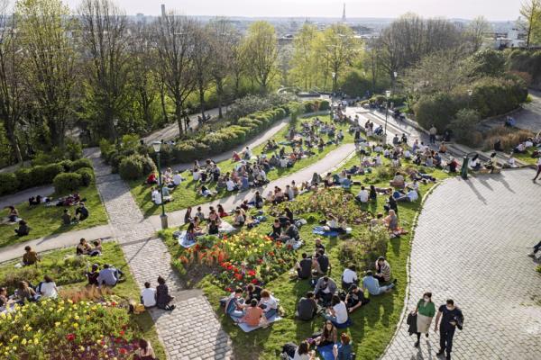 2021年3月31日晚，总统马克龙宣布法国全国禁足，图为当天在巴黎美丽城公园（Parc de Bellevillel）享受早春温暖阳光的市民。（Rafael Yaghobzadeh/Getty Images）