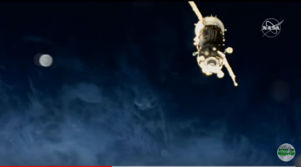 在NASA直播影片中看见谜样球体与长条飞行物。（ 图片来源：youtube截图）