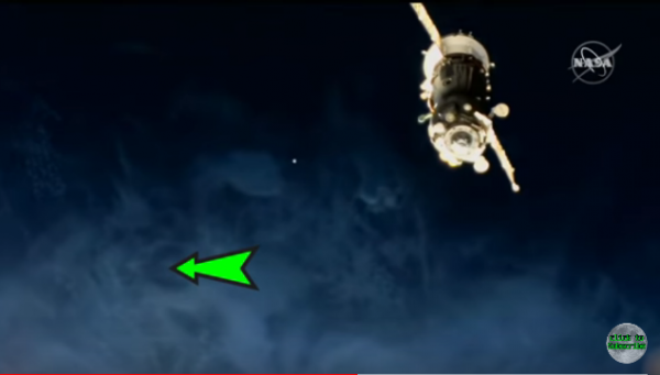在NASA直播影片中看见谜样球体与长条飞行物。（ 图片来源：youtube截图）