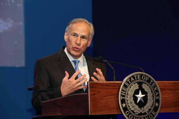 德州州长（Greg Abbott）3月宣布解除口罩令后，遭到总统拜登猛烈抨击（图片来源：Wikimedia）