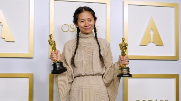 赵婷是继2010年凯萨琳毕格罗（Kathryn Bigelow）获得奥斯卡最佳导演奖之后，第2名获奖的女导演。(图片来源：Chris Pizzello-Pool/Getty Images)