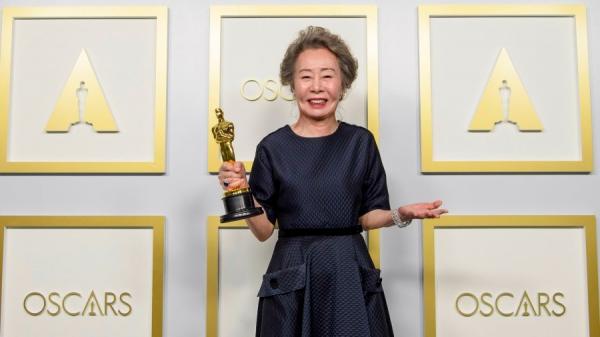 73岁韩国韩国国宝级女演员尹汝贞（Yuh-jung Youn）以“梦想之地”（Minari）获颁最佳女配角奖。(图片来源：Matt Petit/A.M.P.A.S. via Getty Images)