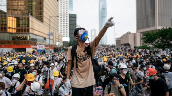 香港政治环境动荡，本地亦掀起移民潮。据民调结果显示，有近六成人青年人表示希望移民到其他地方发展。图为2019年6月12日，年轻人在香港立法会外示威，希望阻止《逃犯条例》二读。（图片来源：Getty Images）