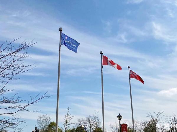2021年5月7日上午，加拿大尼亚加拉瀑布市政厅前升起“世界法轮大法日”旗帜。