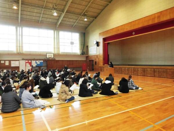 日本八代市立八千把小学为入学新生家长召开家长会。(八代市立八千把小学官网)