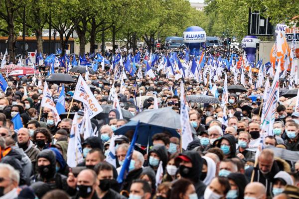法国警方工会在距离总统大选一年之际举行大型集会，要求减少对袭警暴力事件的容忍度，活动主办方表示参加集会人数达到3.5万人。(Photo by THOMAS COEX/AFP via Getty Images)