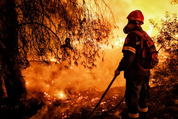 5月19日，希腊吉安尼亚山（Mount Geraneia）森林大火现场照片。（VALERIE GACHE/AFP via Getty Images）