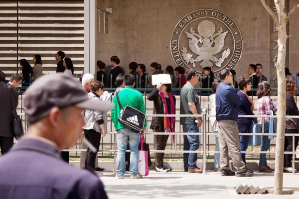 中国民众在美国驻北京大使馆签证处排队。（ Ed Jones/AFP/GettyImages)