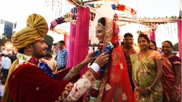 印度婚礼（SAM PANTHAKY/AFP/Getty Images）