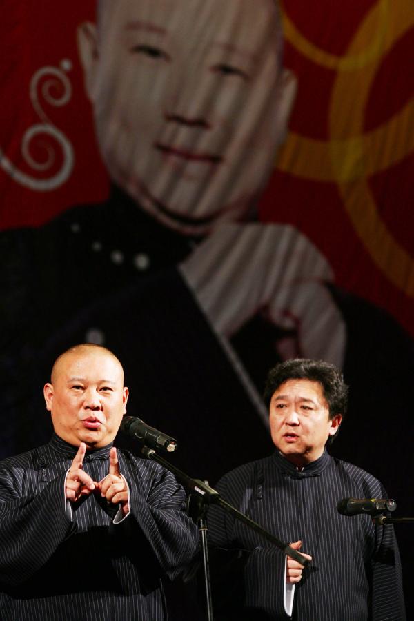 德云社的郭德纲(左）与于谦(右)（China Photos/Getty Images）
