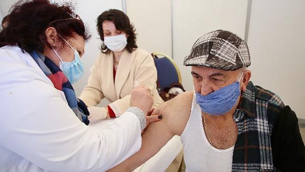 土耳其民众接种疫苗。（GENT SHKULLAKU/AFP via Getty Images）