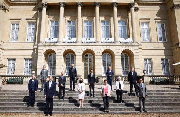 七国集团财长、欧盟官员和世界银行行长在伦敦召开财长会议期间合影。(Henry Nicholls - WPA Pool/Getty Images)