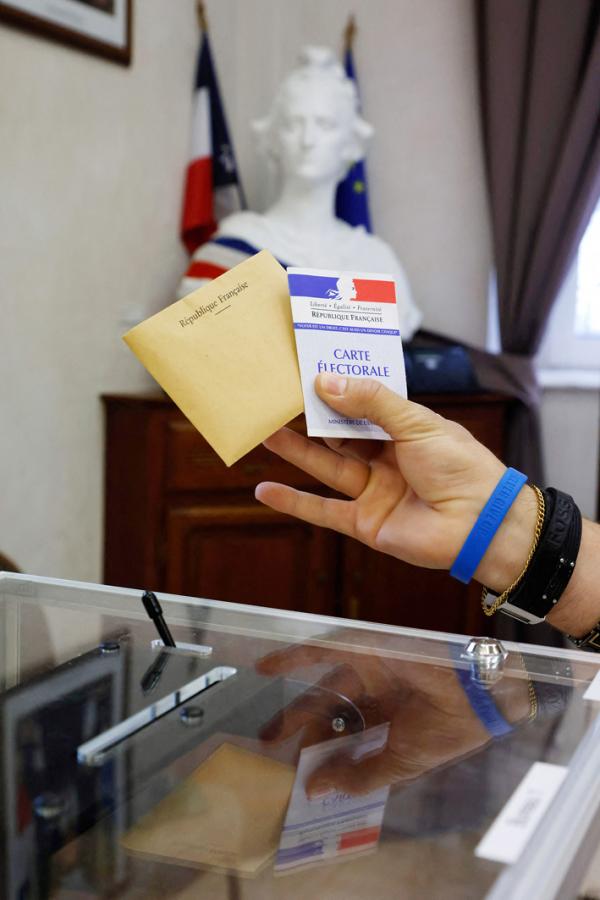 法国选民卡与投票（LUDOVIC MARIN/AFP via Getty Images）