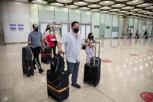 6月7日，游客抵达西班牙。（Pablo Blazquez Dominguez/Getty Images）