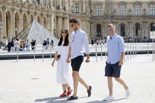 2021年6月17日，法国解除户外口罩令，图为在巴黎卢浮宫外广场上行走的游客。（Chesnot/Getty Images）