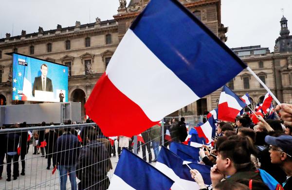 2017年5月7日，共和前进党支持者在卢浮宫的广场，观看马克龙发表竞选胜利演讲直播。（Patrick KOVARIK/AFP via Getty Images）
