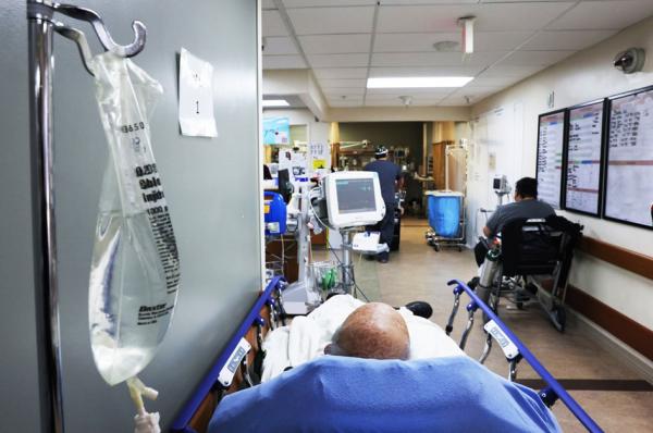 一名染疫病人在医院病床上休息。（Mario Tama/Getty Images）