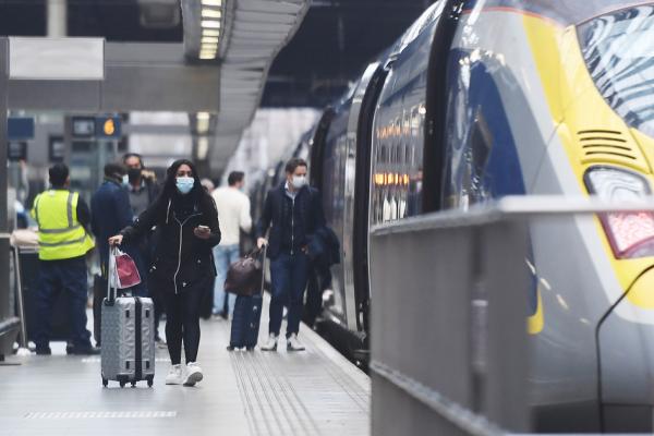 乘客们在英国伦敦火车站准备上车。（Peter Summers/Getty Images）