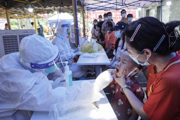 2021 年 5 月 30 日，一名儿童在广东省广州市接受核酸检测 。（Getty Images）