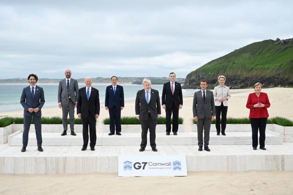 2021年6月11日，G7峰会在英国康沃尔开幕，英国、美国、加拿大、法国、德国、意大利和日本七国领导人，以及欧盟的两位领导人合影。（Leon Neal - WPA Pool/Getty Images）