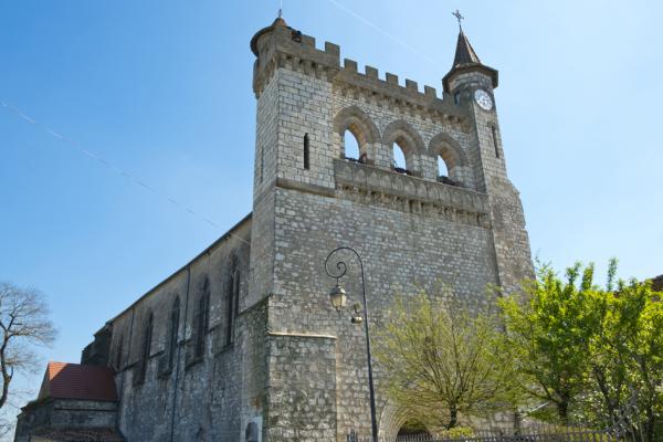 小镇上13世纪的圣-安德烈教堂 (123RF)