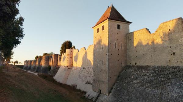 普罗万著名的中世纪古城墙（摄影：李牧/看中国）