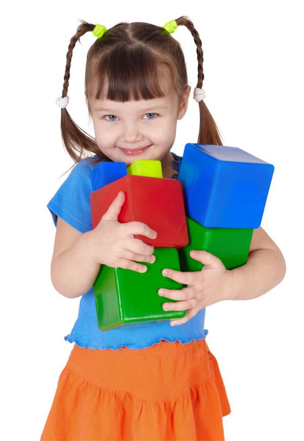 父母应该教导孩子培养出珍惜、收拾自己玩具、文具的好习惯。(123RF)
