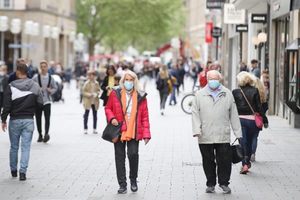 德国街头戴着口罩的行人（Alexander Hassenstein/Getty Images）