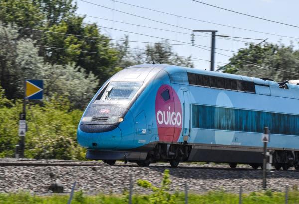 2021年6月2日，一辆SNCF的低成本Ouigo TGV列车往巴黎方向高速行驶。铁路运营商于6月1日提出了新的票价优惠，希望在2020年客运急剧下降的一年之后，能够让许多旅客重新乘坐其列车。（DENIS CHARLET/AFP via Getty Images）