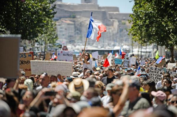 7月17日，在法国马赛街头的游行队伍，人们反对强制接种疫苗和强制推行健康通行证。（CLEMENT MAHOUDEAU/AFP via Getty Images）